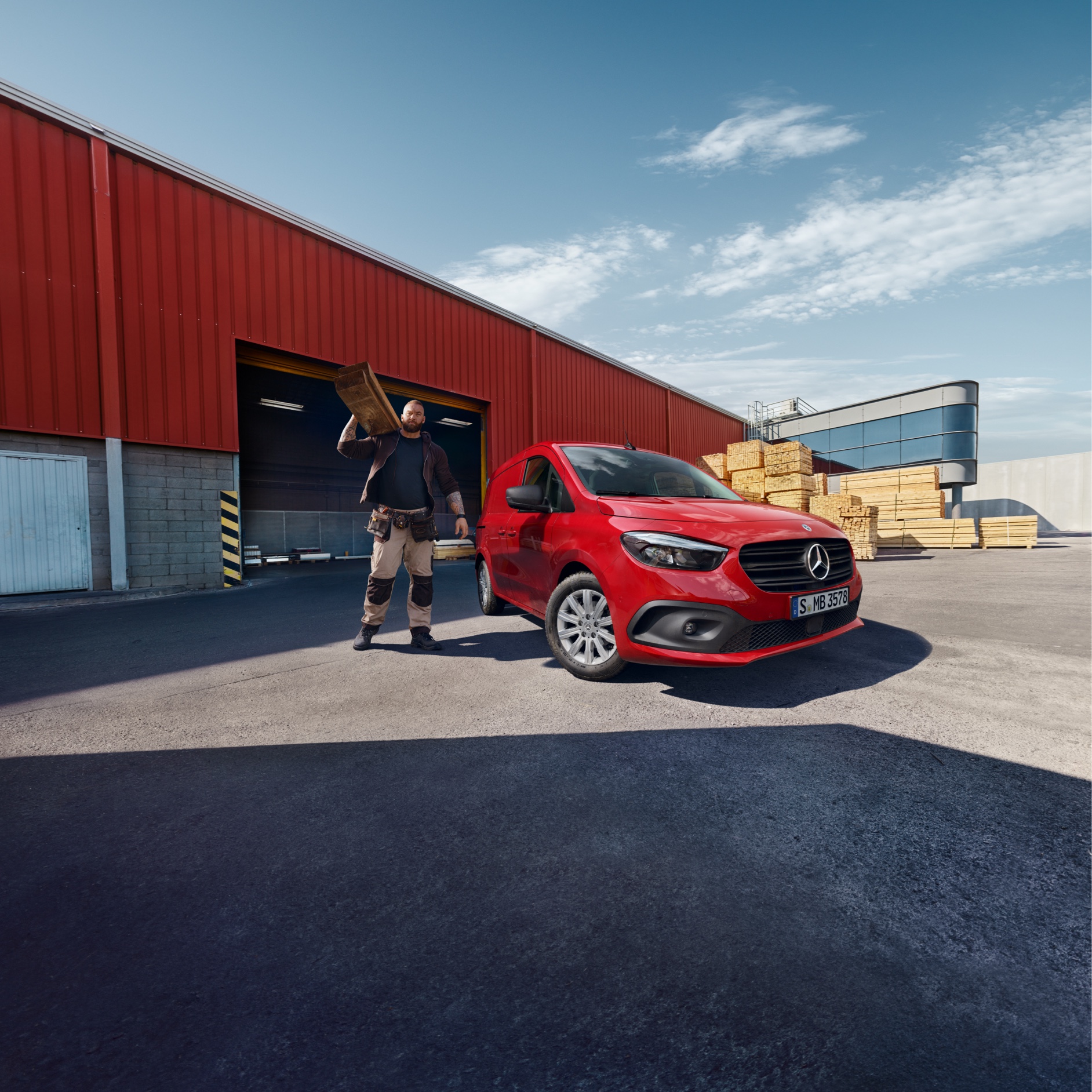 Citan affidabilità | Veicoli Commerciali Mercedes-Benz Un Mercedes-Benz eCitan Furgone in un'area logistica.