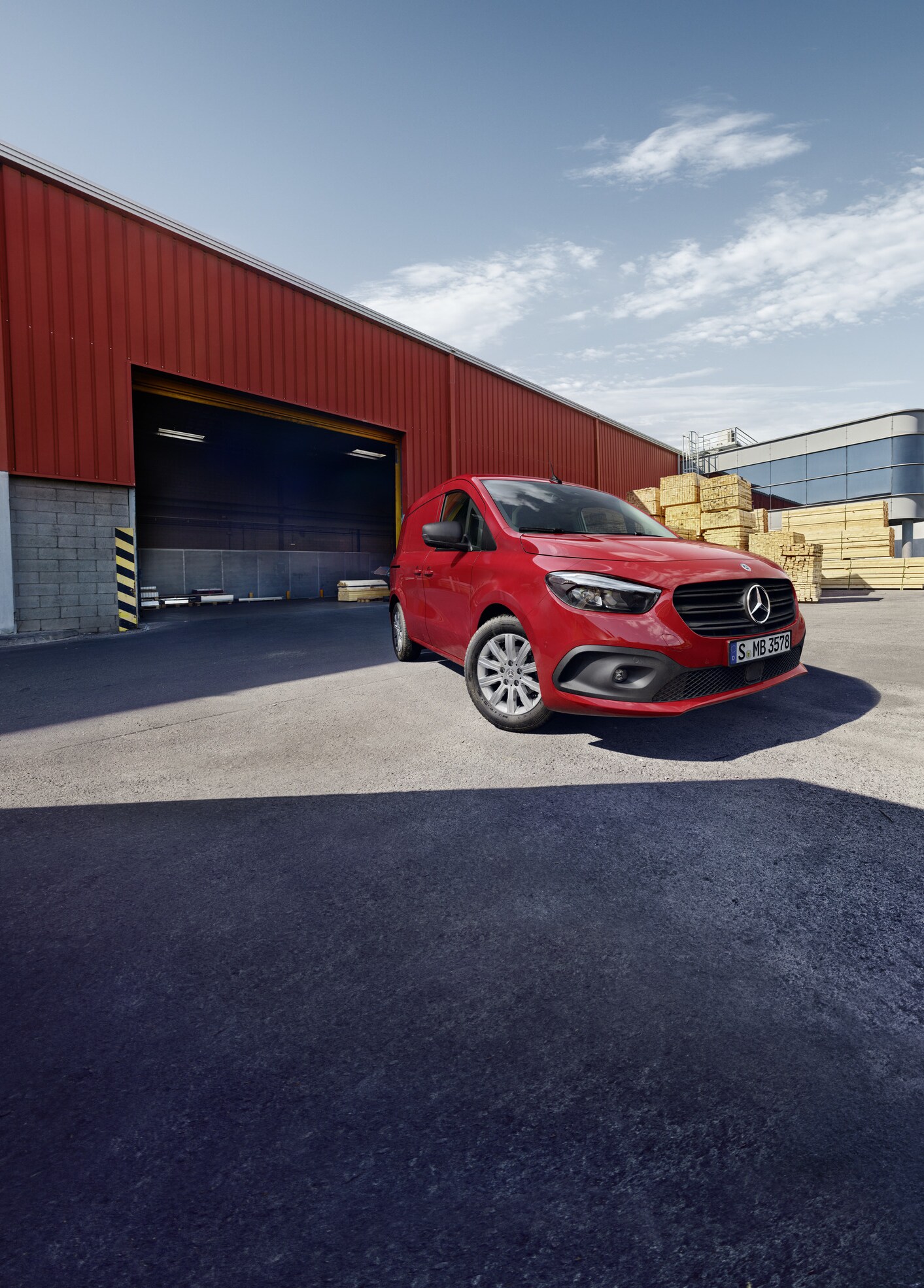 Un Mercedes-Benz eCitan Furgone in un'area logistica.