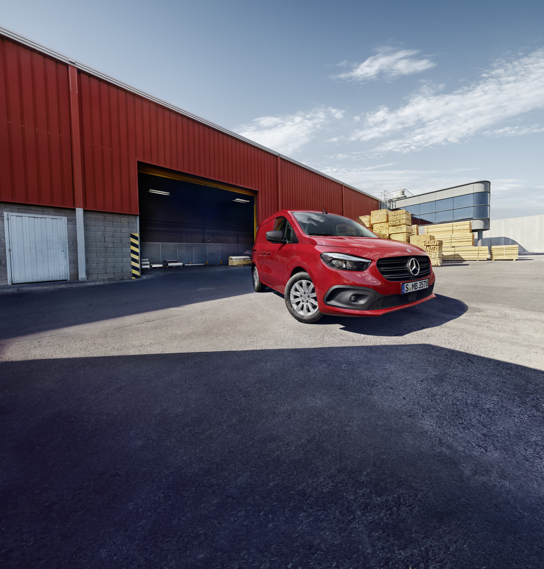 Citan affidabilità | Veicoli Commerciali Mercedes-Benz Un Mercedes-Benz eCitan Furgone in un'area logistica.