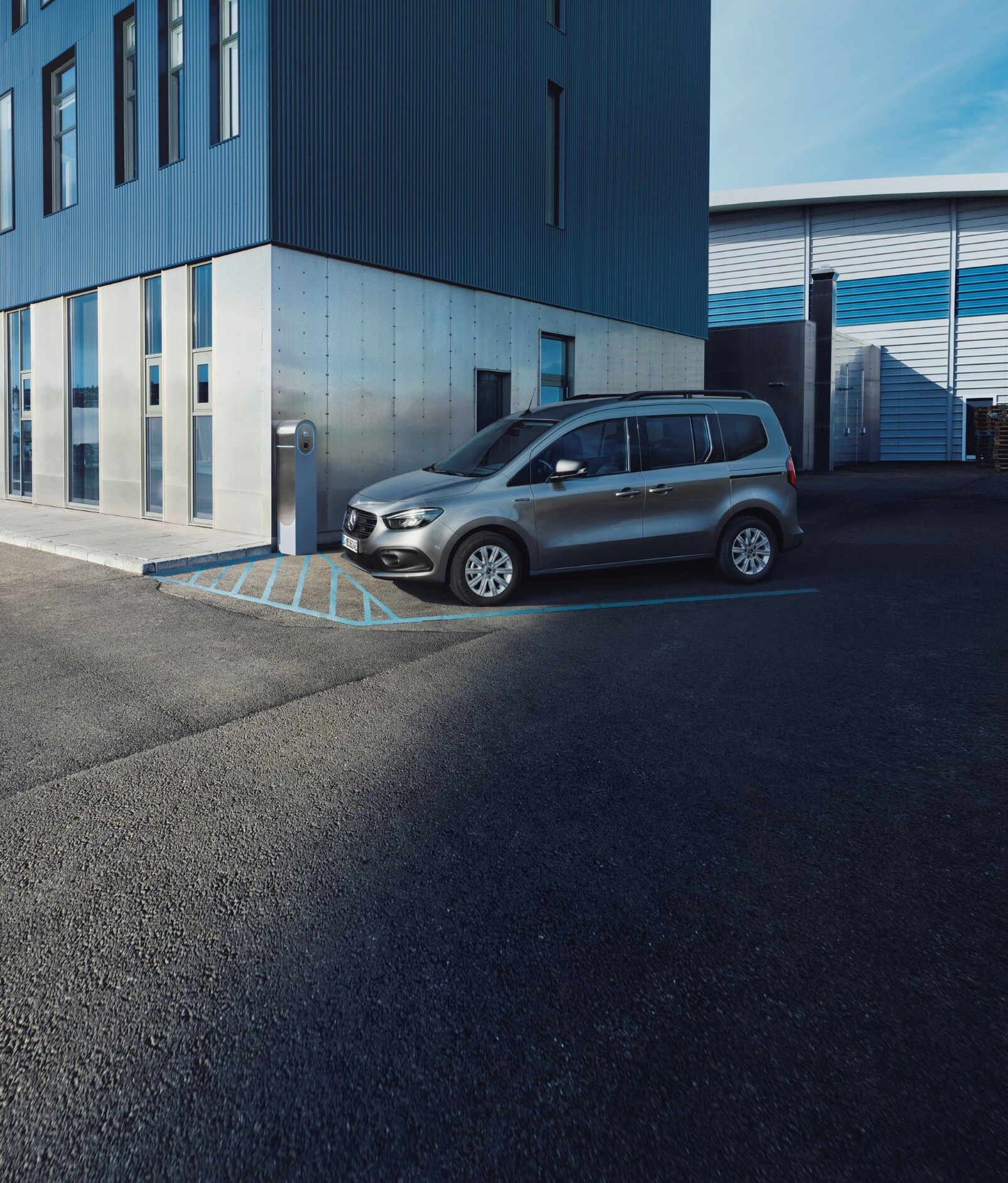 Una visualizzazione mostra il funzionamento dei sensori radar per la misurazione della distanza del Mercedes-Benz Citan.