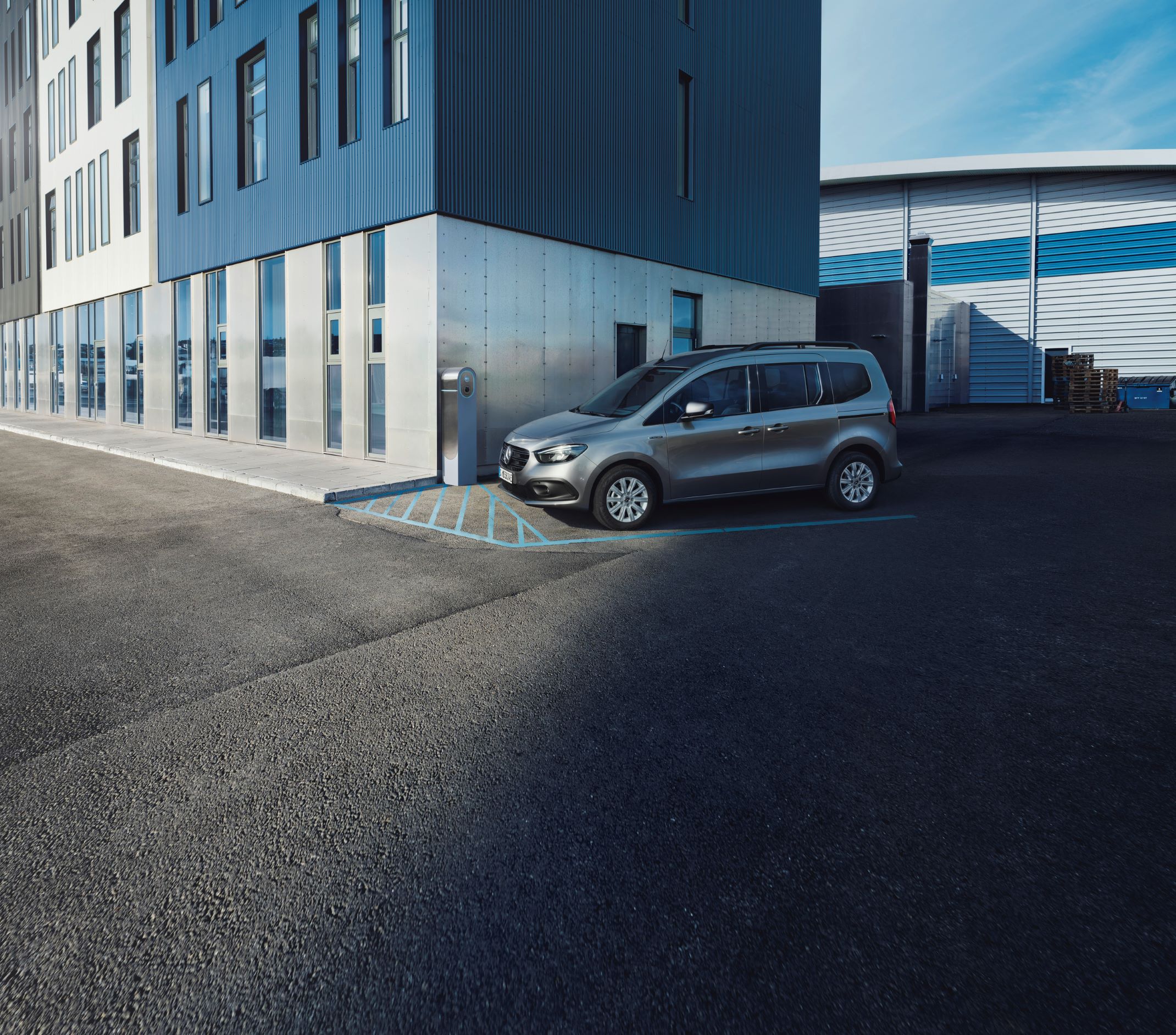 Citan sicurezza | Veicoli Commerciali Mercedes-Benz Una visualizzazione mostra il funzionamento dei sensori radar per la misurazione della distanza del Mercedes-Benz Citan.