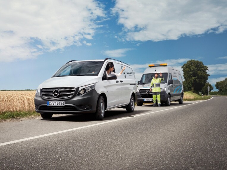Un veicolo commerciale Mercedes-Benz in servizio.