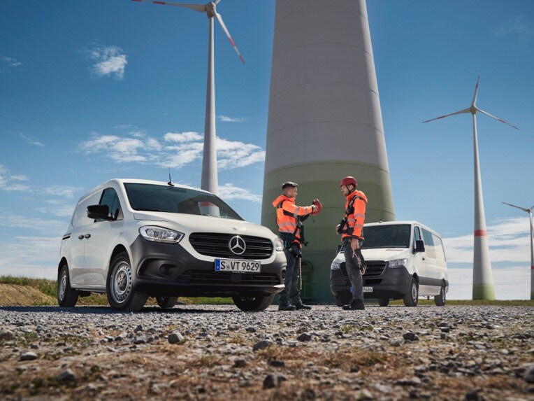 Due veicoli commerciali Mercedes-Benz in un cantiere.