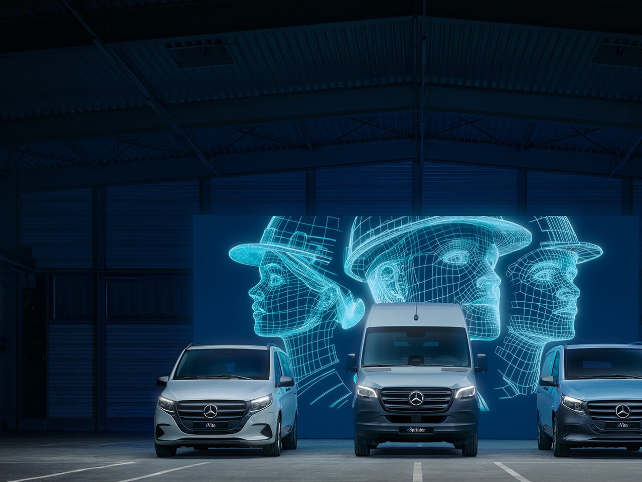 Veicoli commerciali elettrici Mercedes-Benz dotati di connettività digitale in un moderno magazzino.