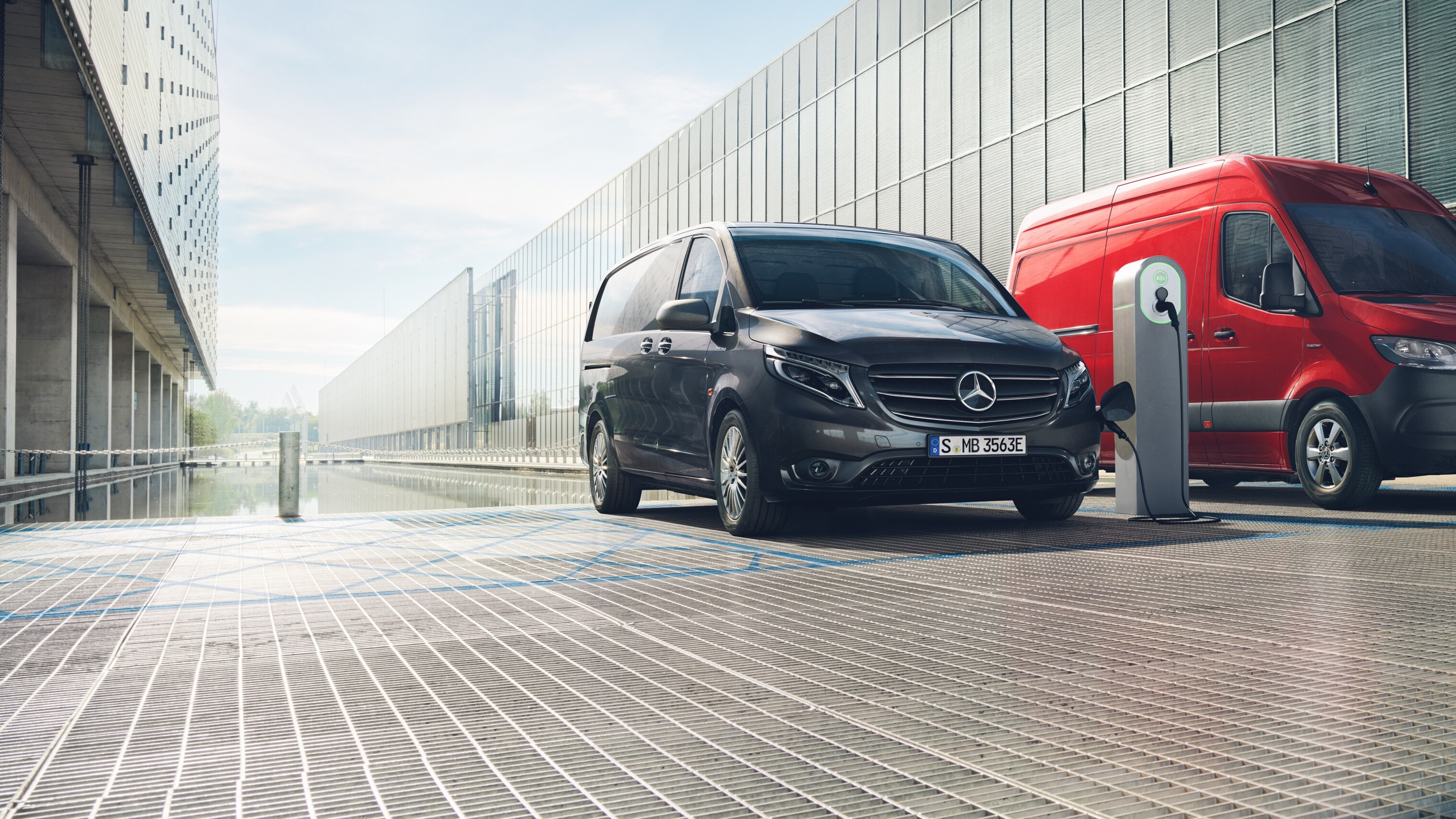 Veicoli commerciali elettrici Mercedes-Benz durante la ricarica presso una stazione