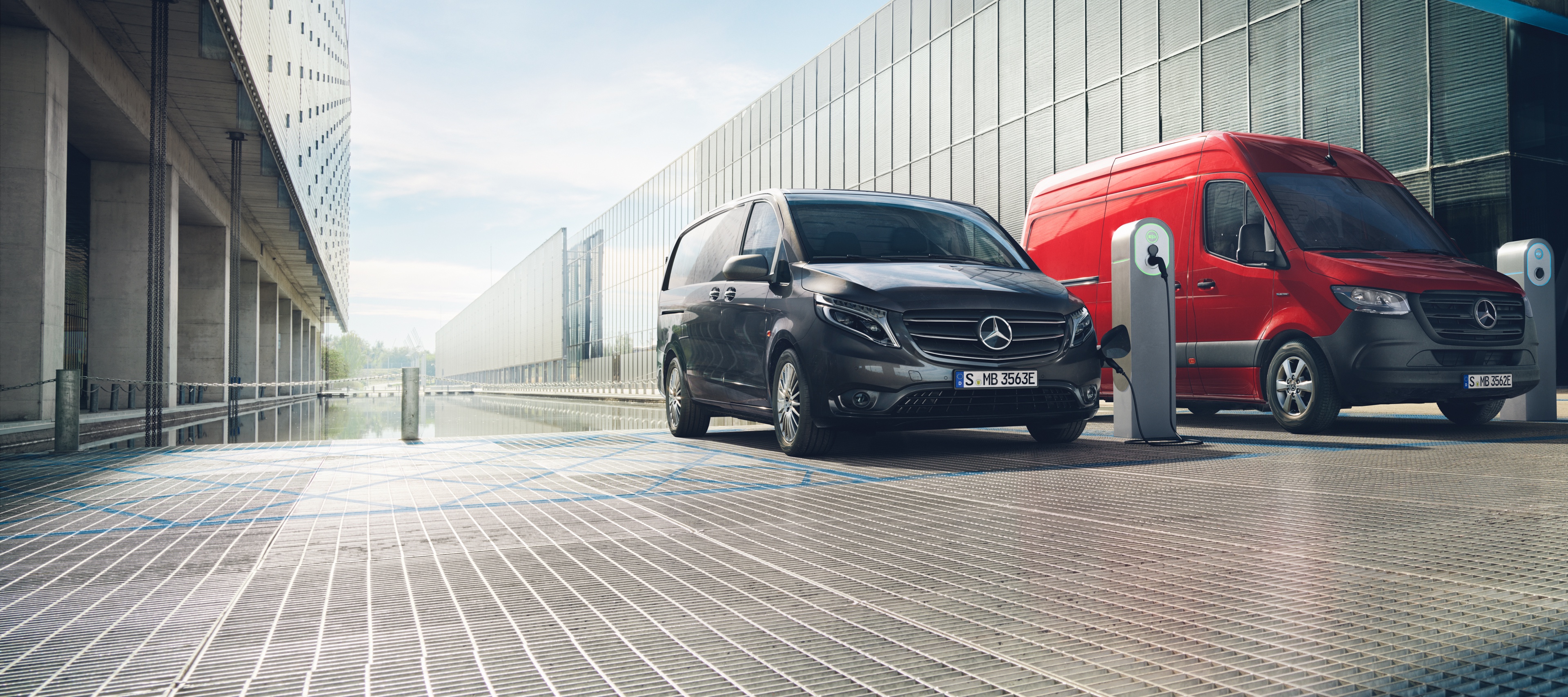 Veicoli commerciali elettrici Mercedes-Benz ecologici Veicoli commerciali elettrici Mercedes-Benz durante la ricarica presso una stazione