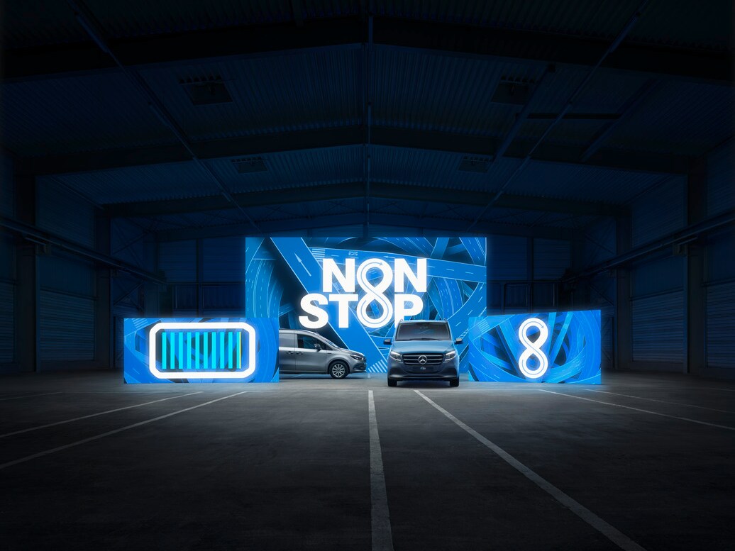 Due veicoli commerciali elettrici con sullo sfonodo la scritta Non Stop