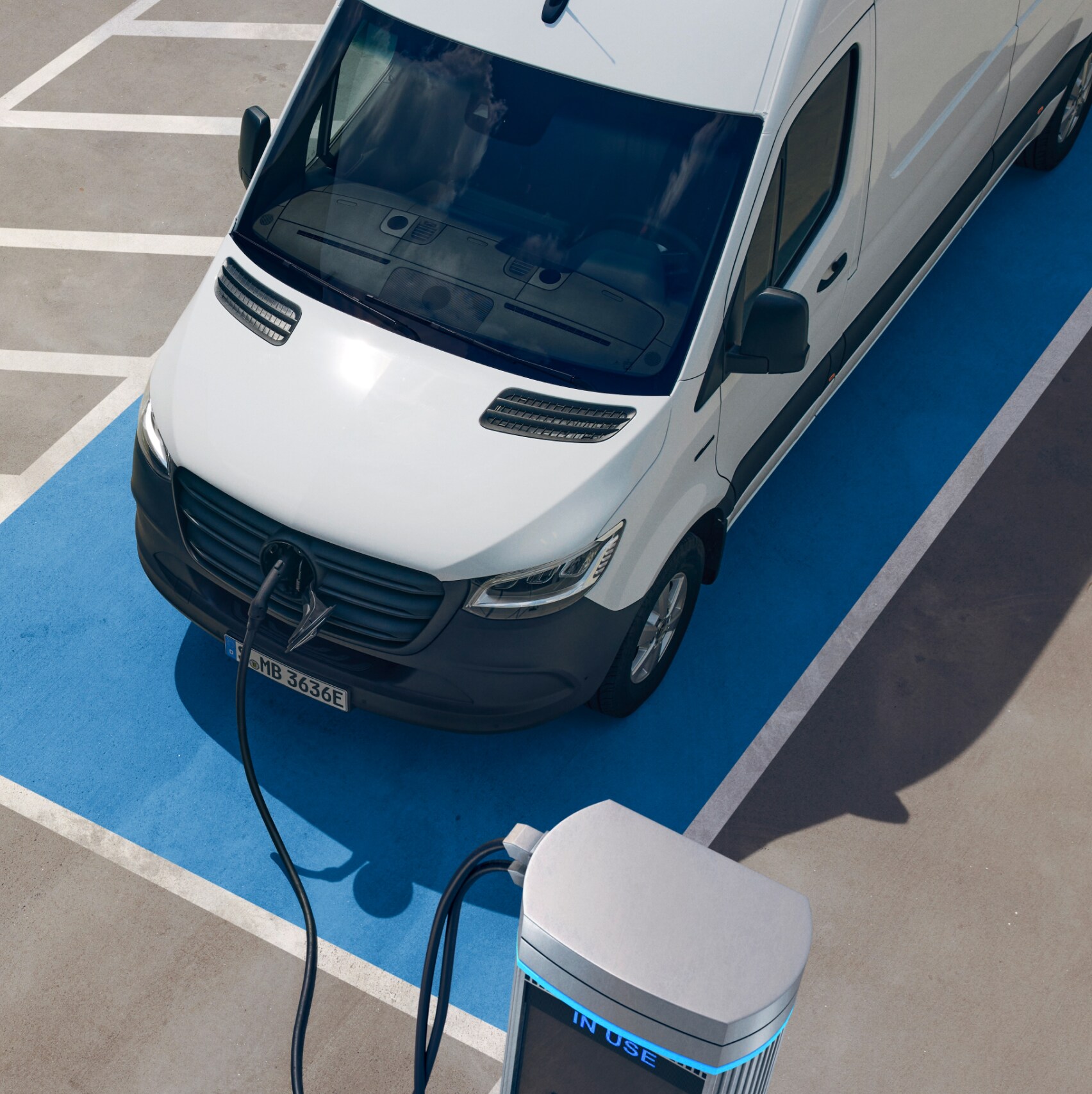 Mercedes-Benz eSprinter Furgone presso una stazione di ricarica.
