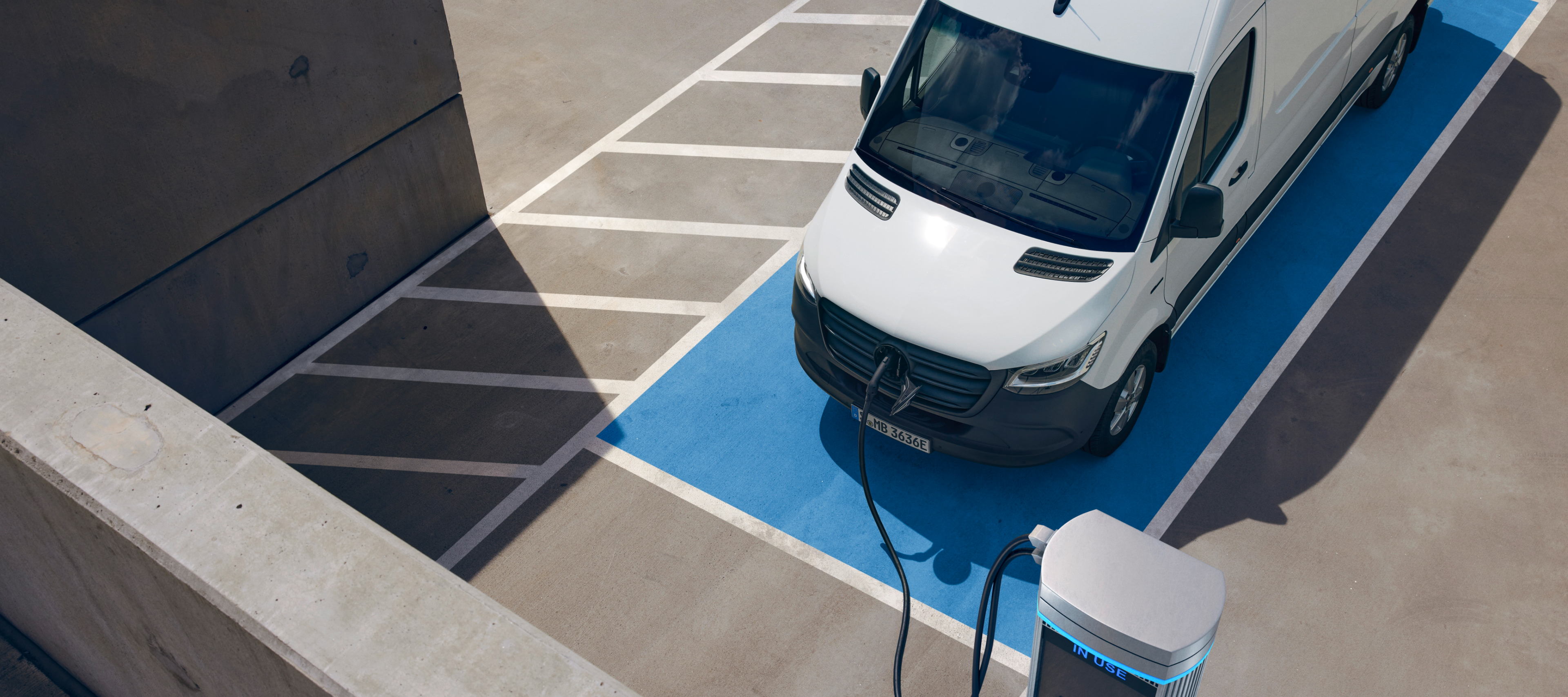 Veicoli a confronto | eSprinter Furgone | Mercedes-Benz Mercedes-Benz eSprinter Furgone presso una stazione di ricarica.