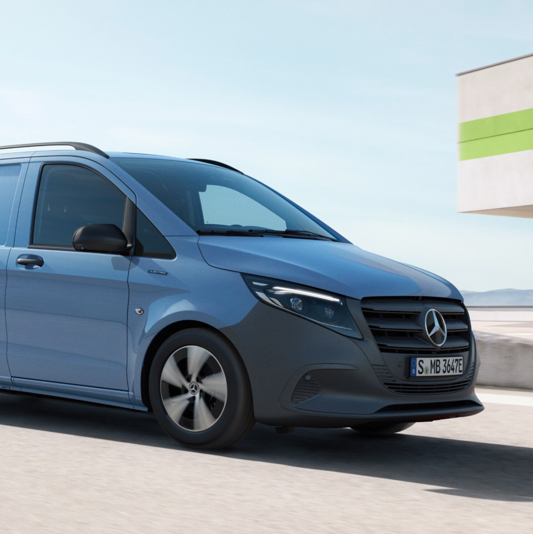 Mercedes-Benz eVito Furgone sul tetto di un parcheggio multipiano.