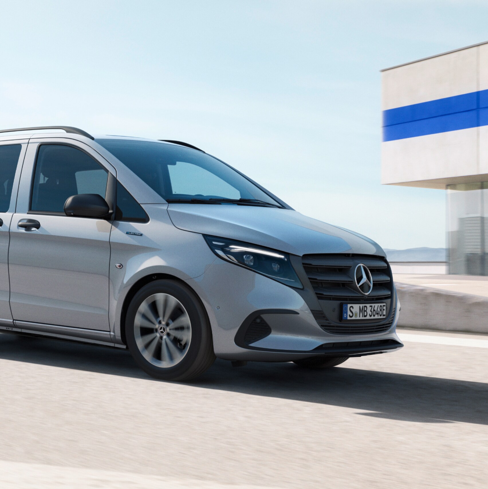 Mercedes-Benz eVito Tourer sul tetto di un parcheggio multipiano.