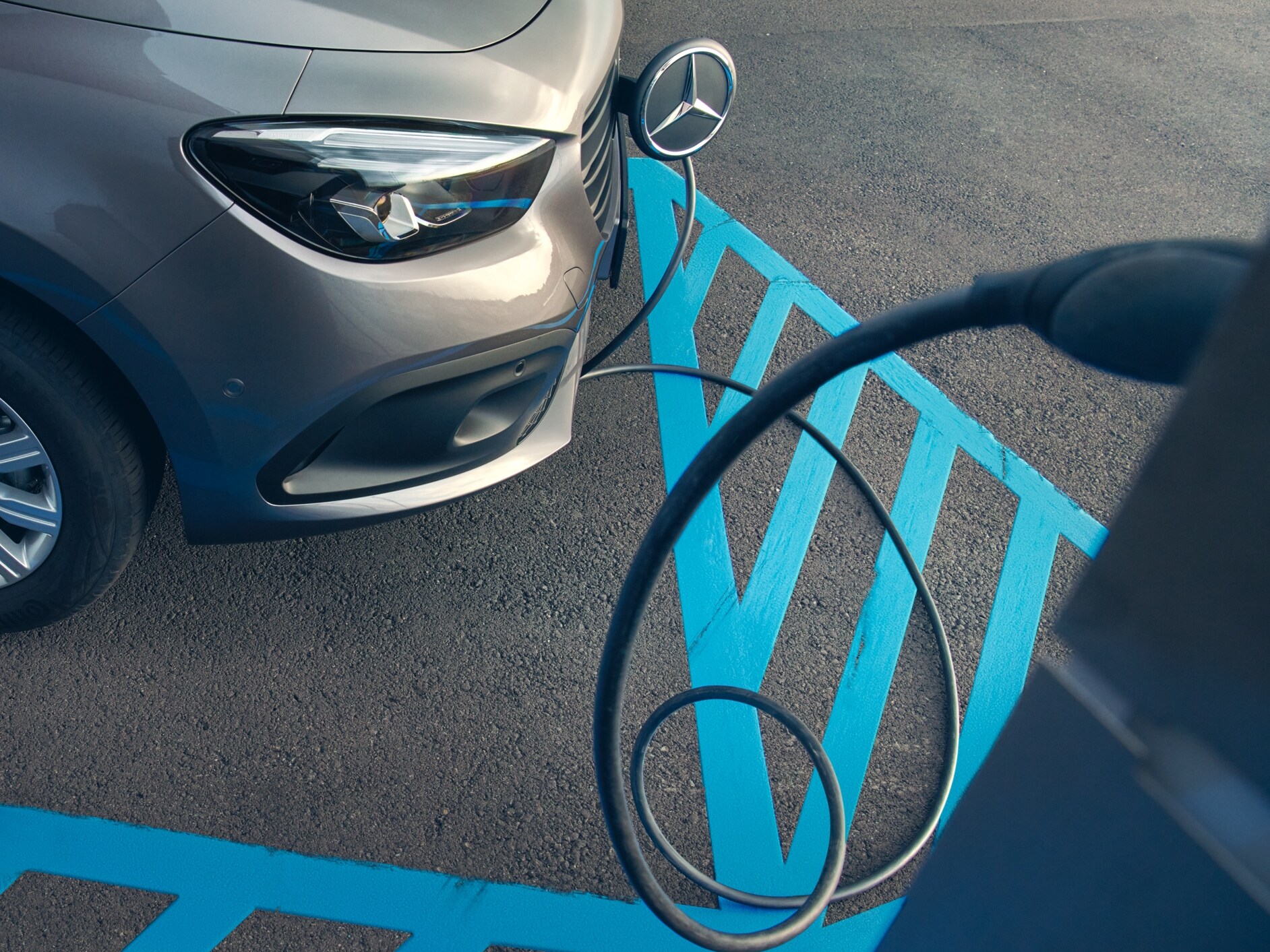 Mercedes-Benz eCitan Tourer in carica.