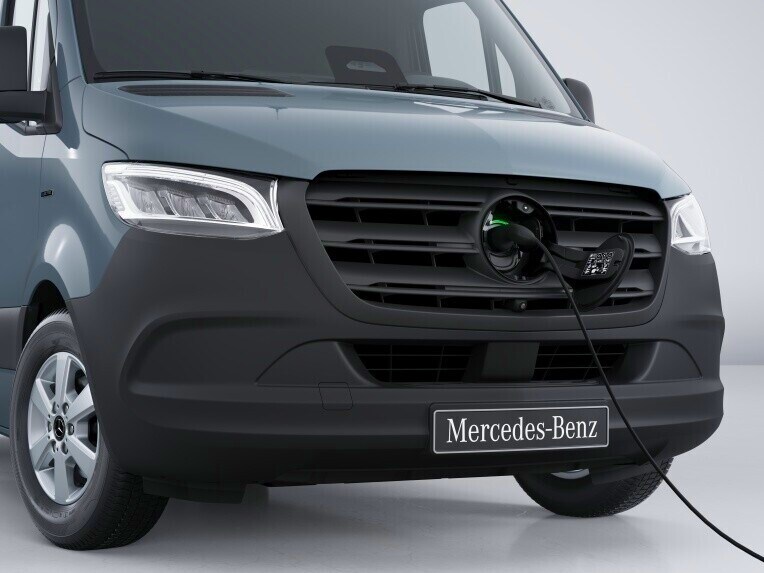 La presa di corrente del veicolo CCS su Mercedes-Benz eSprinter Autotelaio con il cavo di ricarica collegato.