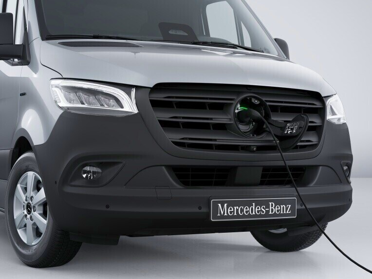 La presa di corrente del veicolo CCS su Mercedes-Benz eSprinter Autotelaio con il cavo di ricarica collegato.