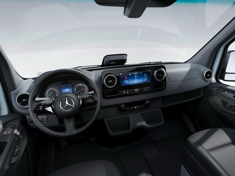 La cabina del conducente di Mercedes-Benz eSprinter Autotelaio nella linea di equipaggiamento BASE.