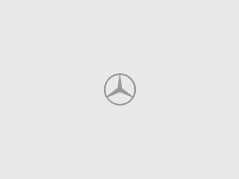 Mercedes-Benz eSprinter Autotelaio con cavo di ricarica collegato.
