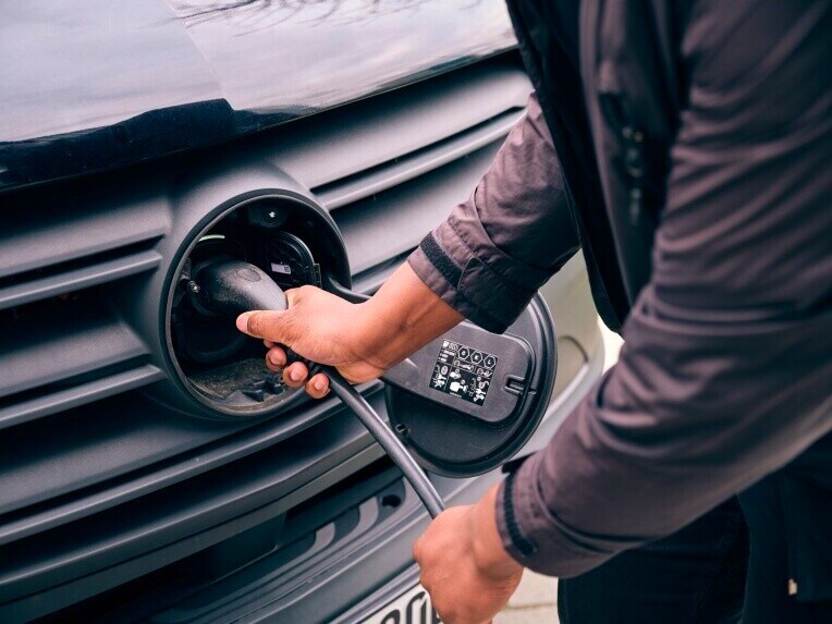 Mercedes-Benz eSprinter Autotelaio con cavo di ricarica collegato.