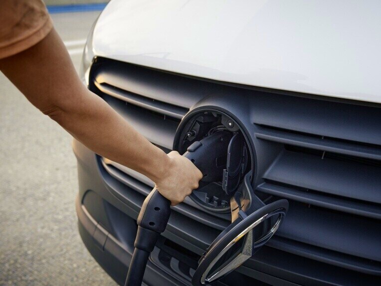 La presa di corrente del veicolo CCS su Mercedes-Benz eSprinter Autotelaio con il cavo di ricarica collegato.