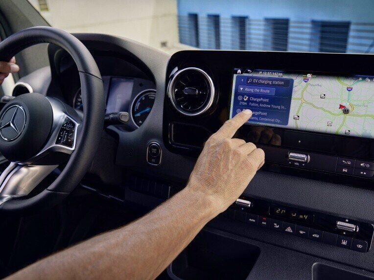 Navigazione nel sistema multimediale MBUX in Mercedes-Benz eSprinter Autotelaio.