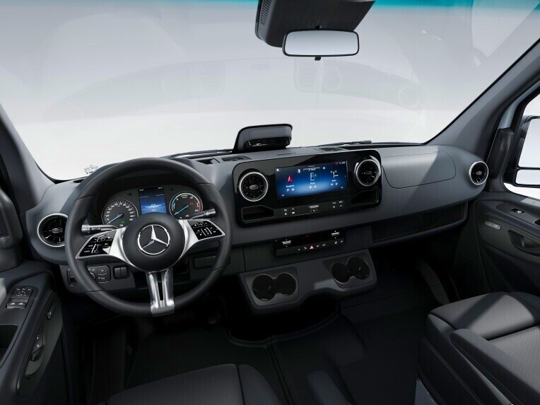 La cabina del conducente di Mercedes-Benz eSprinter Autotelaio nella linea di equipaggiamento PRO.