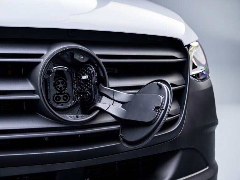 Presa di corrente del veicolo CCS aperta su Mercedes-Benz eSprinter Autotelaio.