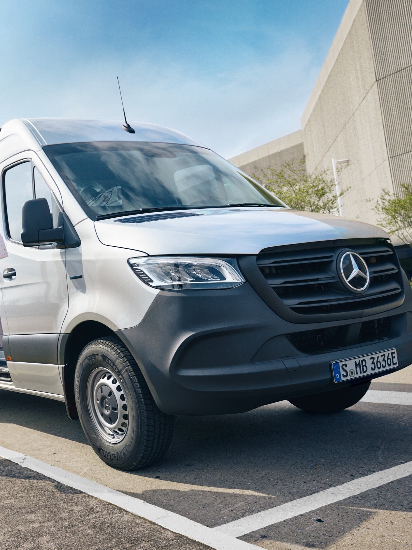 Un Mercedes-Benz eSprinter Furgone con una soluzione specifica di VanSolution.