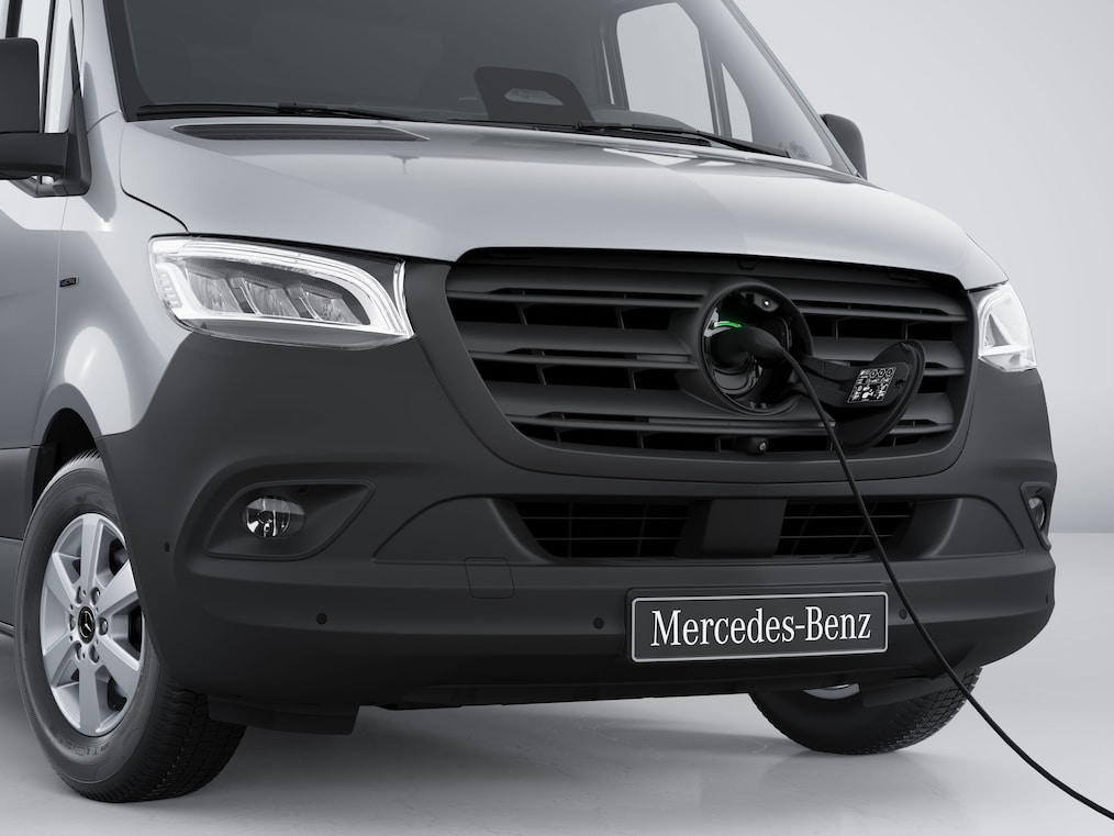 La presa di ricarica del Mercedes-Benz eSprinter Furgone con il cavo di ricarica collegato.