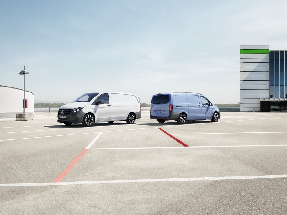 Il Vito Furgone e l’eVito Furgone su un parcheggio sopraelevato aperto in una moderna area commerciale.