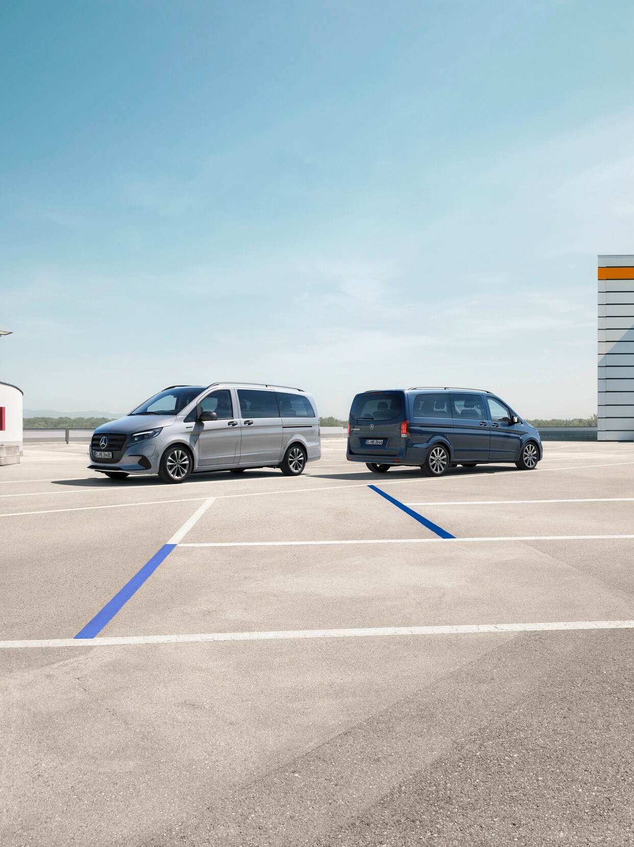 eVito Tourer e Vito Tourer in un posteggio.