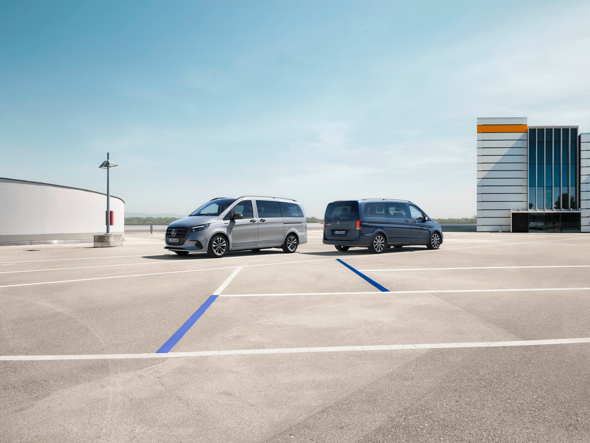 Il Vito Tourer e l'eVito Tourer in un parcheggio.