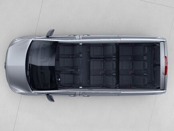 eVito Tourer Long con configurazione panca a 3 posti per la seconda fila, panca a 3 posti con sedile esterno ripiegabile per la prima fila.
