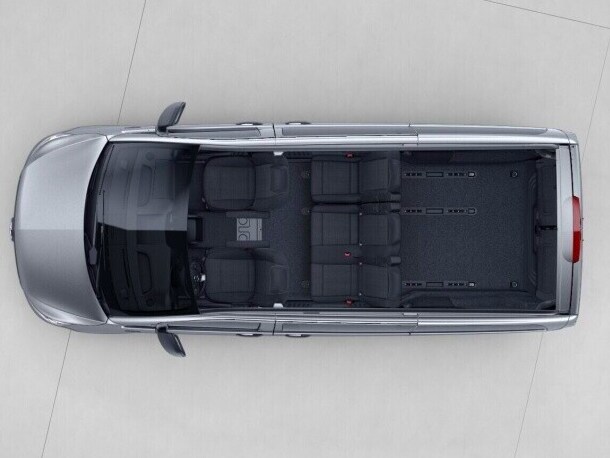 eVito Tourer Long con configurazione panca a 3 posti con sedile esterno ripiegabile per la prima fila e configurazione seconda fila vano passeggeri smontata.