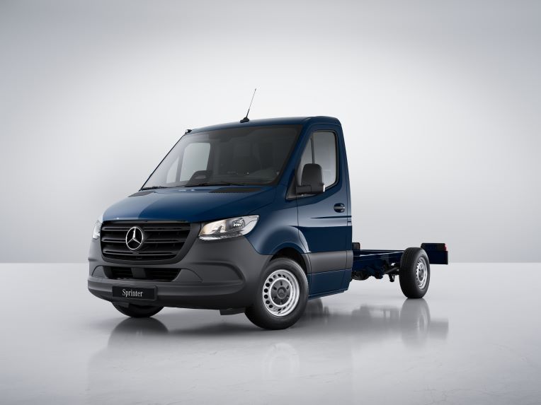 Scopri la piattaforma Mercedes-Benz / le piattaforme ribaltabili Un Mercedes-Benz Sprinter cassonato in blu scuro