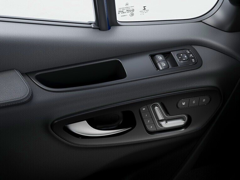 I comandi del sedile lato guida a regolazione elettrica del Mercedes-Benz Sprinter Autotelaio.
