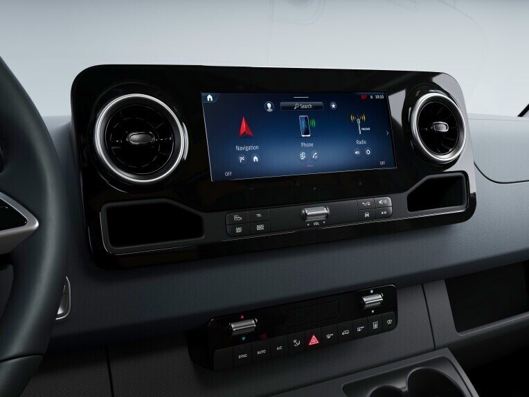 Il sistema multimediale MBUX del Mercedes-Benz Sprinter cassonato.