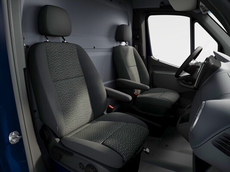 I sedili Comfort lato guida e lato passeggero anteriore del Mercedes-Benz cassonato.
