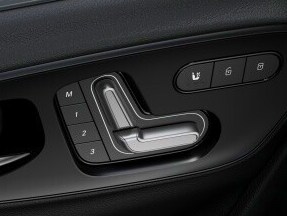 I comandi del sedile lato guida a regolazione elettrica del Mercedes-Benz Sprinter cassonato.