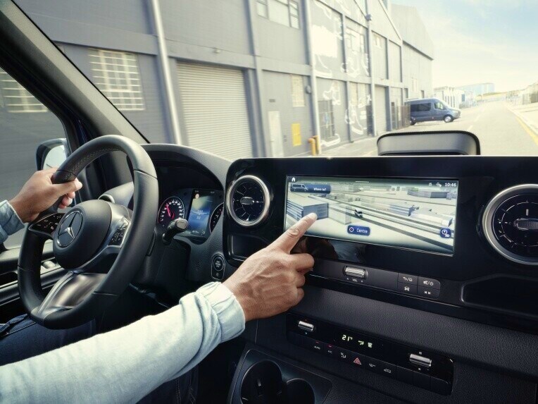 Navigazione nel sistema multimediale MBUX del Mercedes-Benz Sprinter cassonato.
