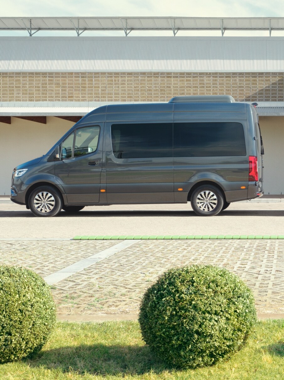 Mercedes-Benz Sprinter Tourer e Furgone in uno spazio di parcheggio.