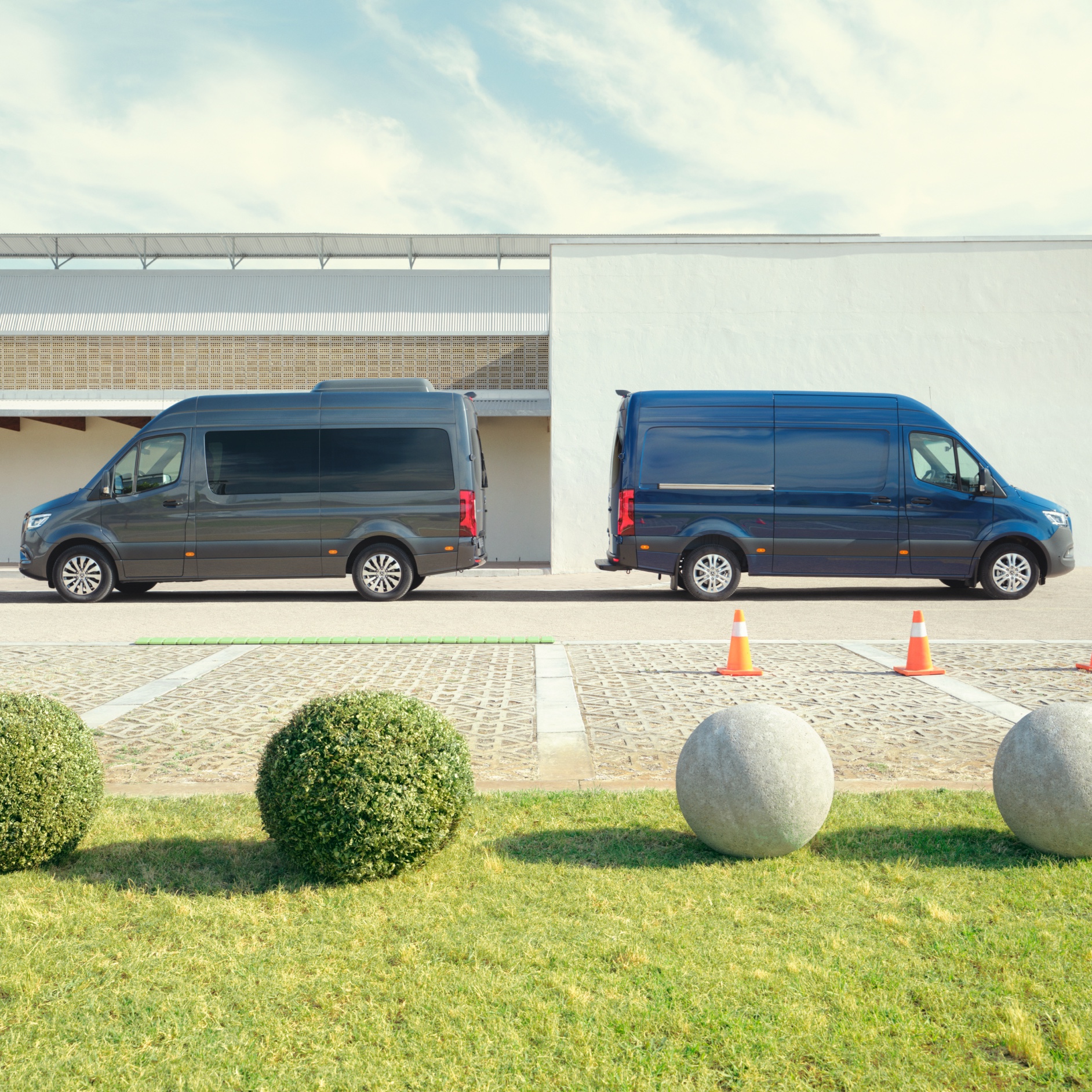 Contatto | Sprinter | Mercedes-Benz Mercedes-Benz Sprinter Tourer e Furgone in uno spazio di parcheggio.