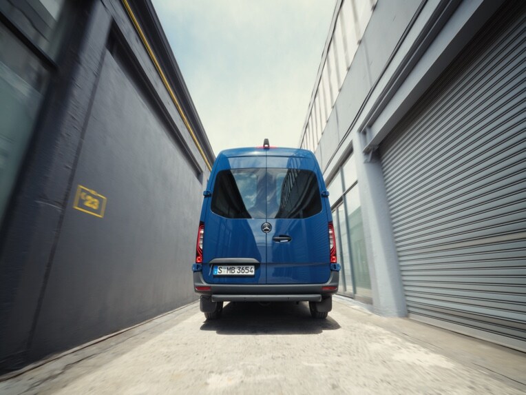Il Mercedes-Benz Sprinter Furgone in azione in un sito industriale.