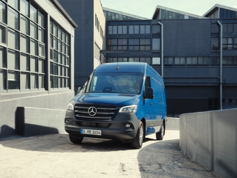 Il Mercedes-Benz Sprinter Furgone in movimento in un sito industriale.