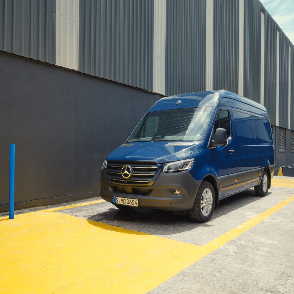 Sprinter Furgone con vista a tre quarti di colore blu
