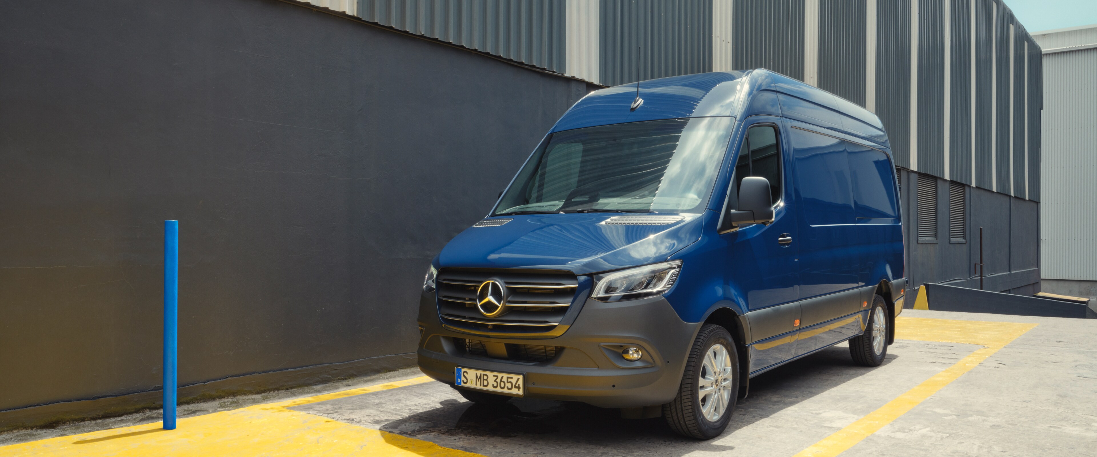 Sprinter Furgone di colore blu a tre quarti con sullo sfondo un magazzino