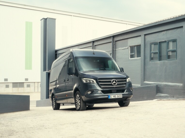 Un Mercedes-Benz Sprinter Tourer in movimento in un sito industriale.