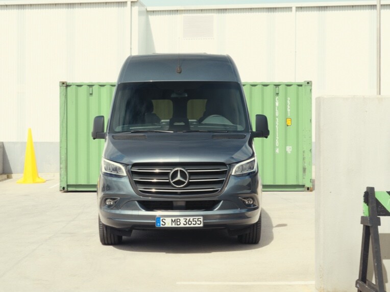 Un Mercedes-Benz Sprinter Tourer parcheggiato in un sito industriale.