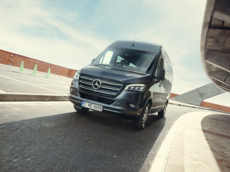 Il Mercedes-Benz Sprinter Tourer in movimento all'interno di un parcheggio.