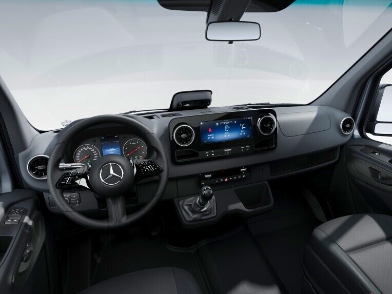La cabina del conducente del Mercedes-Benz Sprinter Tourer nella linea di equipaggiamento BASE.