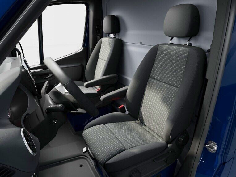 I sedili Comfort a sospensione pneumatica lato guida e passeggero anteriore del Mercedes-Benz Sprinter Tourer.