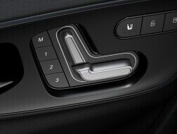 Gli elementi di comando del sedile lato guida a regolazione elettrica del Mercedes-Benz Sprinter Tourer.